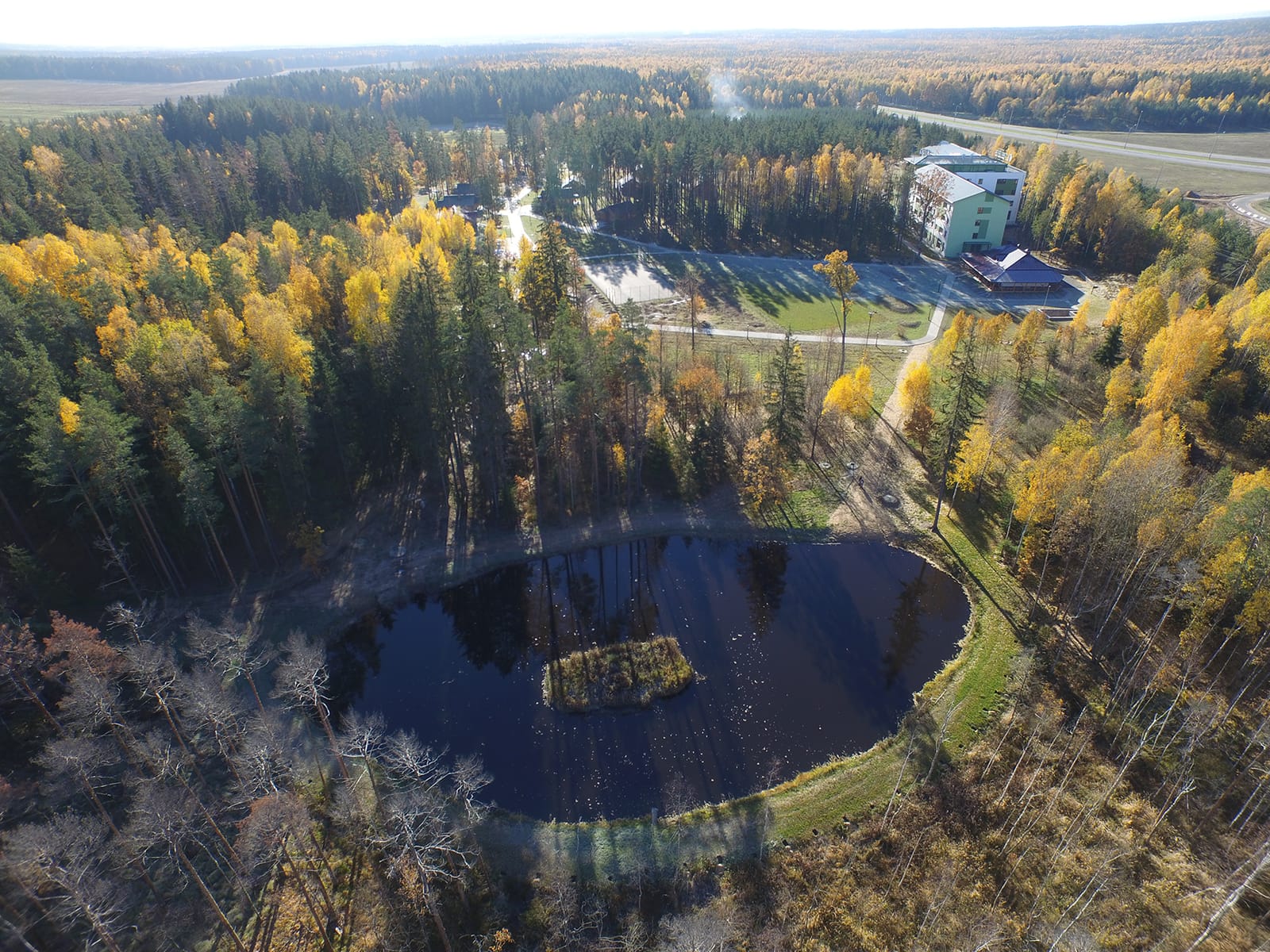 Территория Green Park Hotel — лес и озеро с высоты